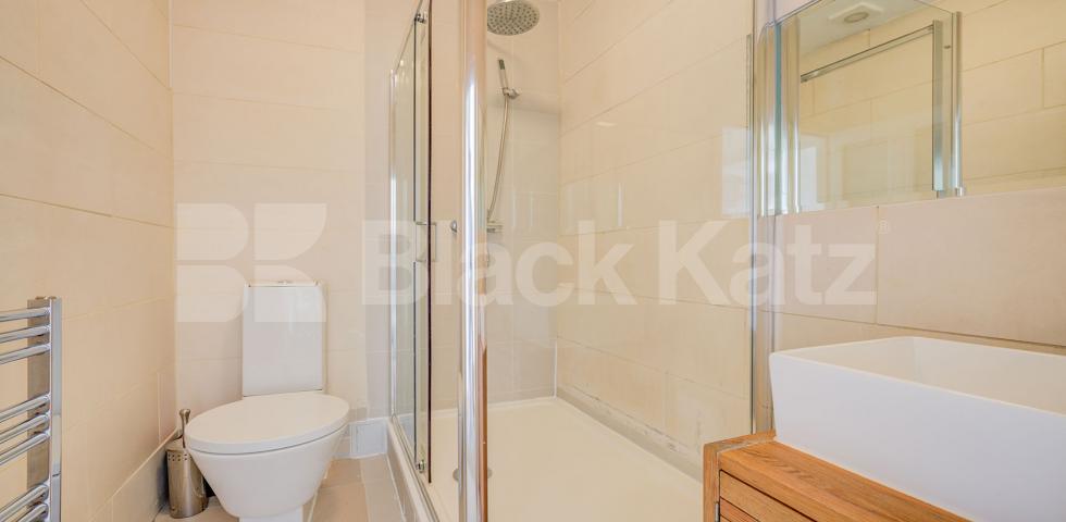 Wonderful spacious split level three bed within a period house in Camden. Camden Street, Camden